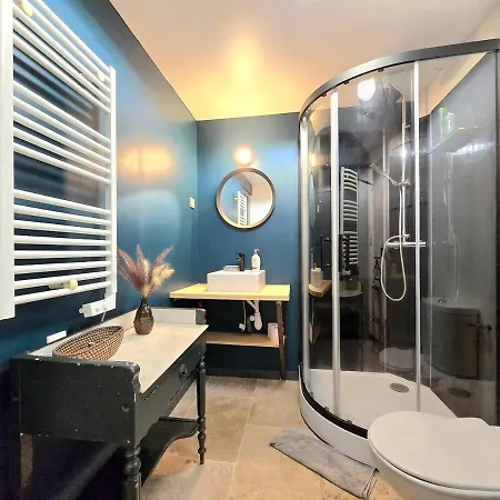 : Charmante Maison Et Jardin Arbore En Guest house *