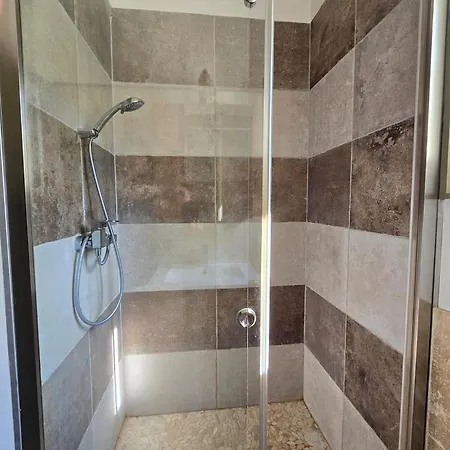 : Charmante Maison Et Jardin Arbore En Penzion 4*