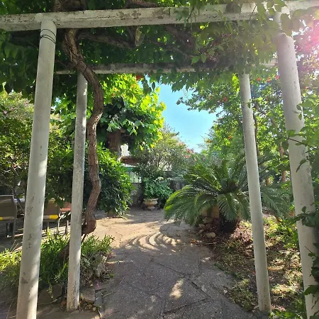 Penzion : Charmante Maison Et Jardin Arbore En