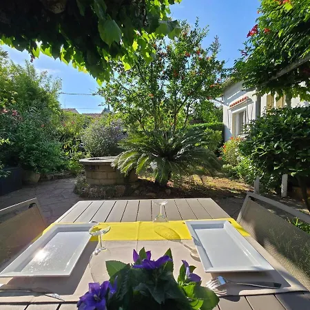 : Charmante Maison Et Jardin Arbore En Guest house *