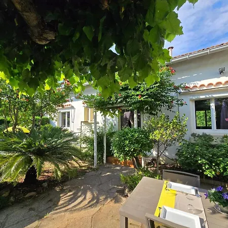 : Charmante Maison Et Jardin Arbore En