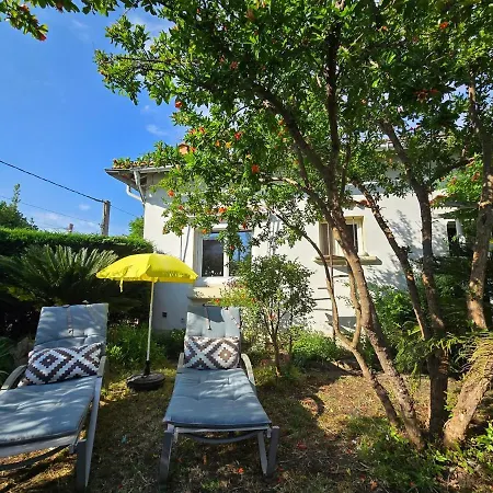 : Charmante Maison Et Jardin Arbore En *