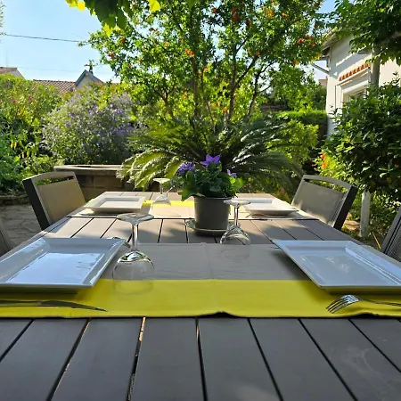 : Charmante Maison Et Jardin Arbore En Penzion 4*