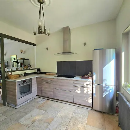 : Charmante Maison Et Jardin Arbore En *