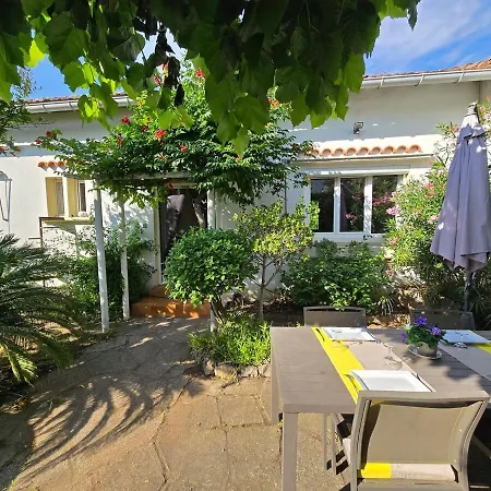 : Charmante Maison Et Jardin Arbore En
