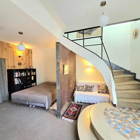 : Charmante Maison Et Jardin Arbore En