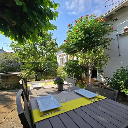 : Charmante Maison Et Jardin Arbore En Guest house *