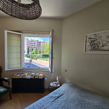 : Charmante Maison Et Jardin Arbore En
