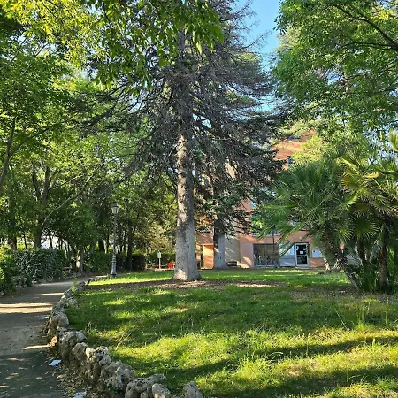 : Charmante Maison Et Jardin Arbore En Penzion