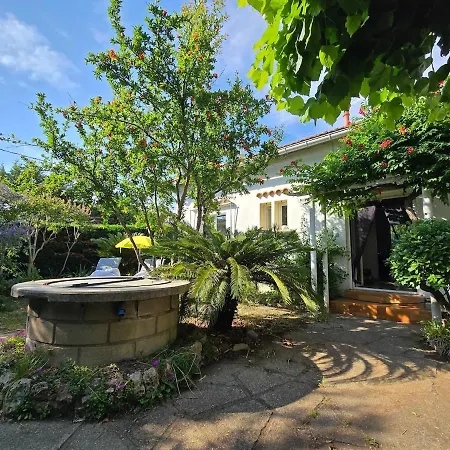 : Charmante Maison Et Jardin Arbore En Penzion 4*